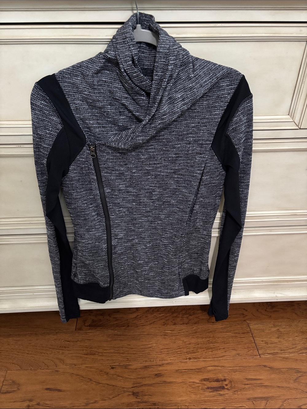 Vintage Lululemon Bhakti Yoga Jacket
Coco Pique Black in EUC size 10